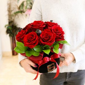 Кутия с 9 червени рози - Класика